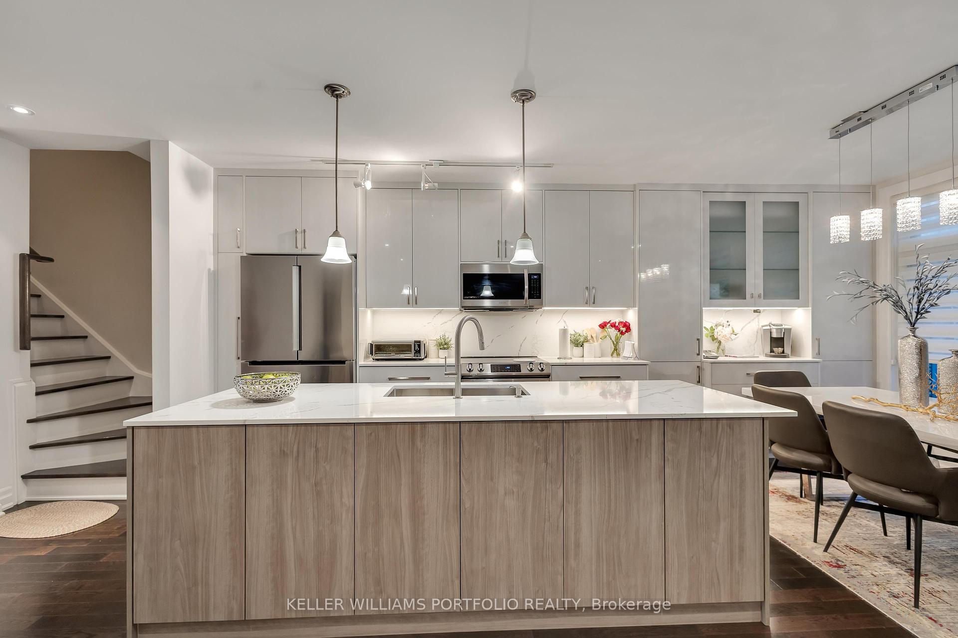 3 Bedrooms Condo at 365 Roehampton, Toronto For sale