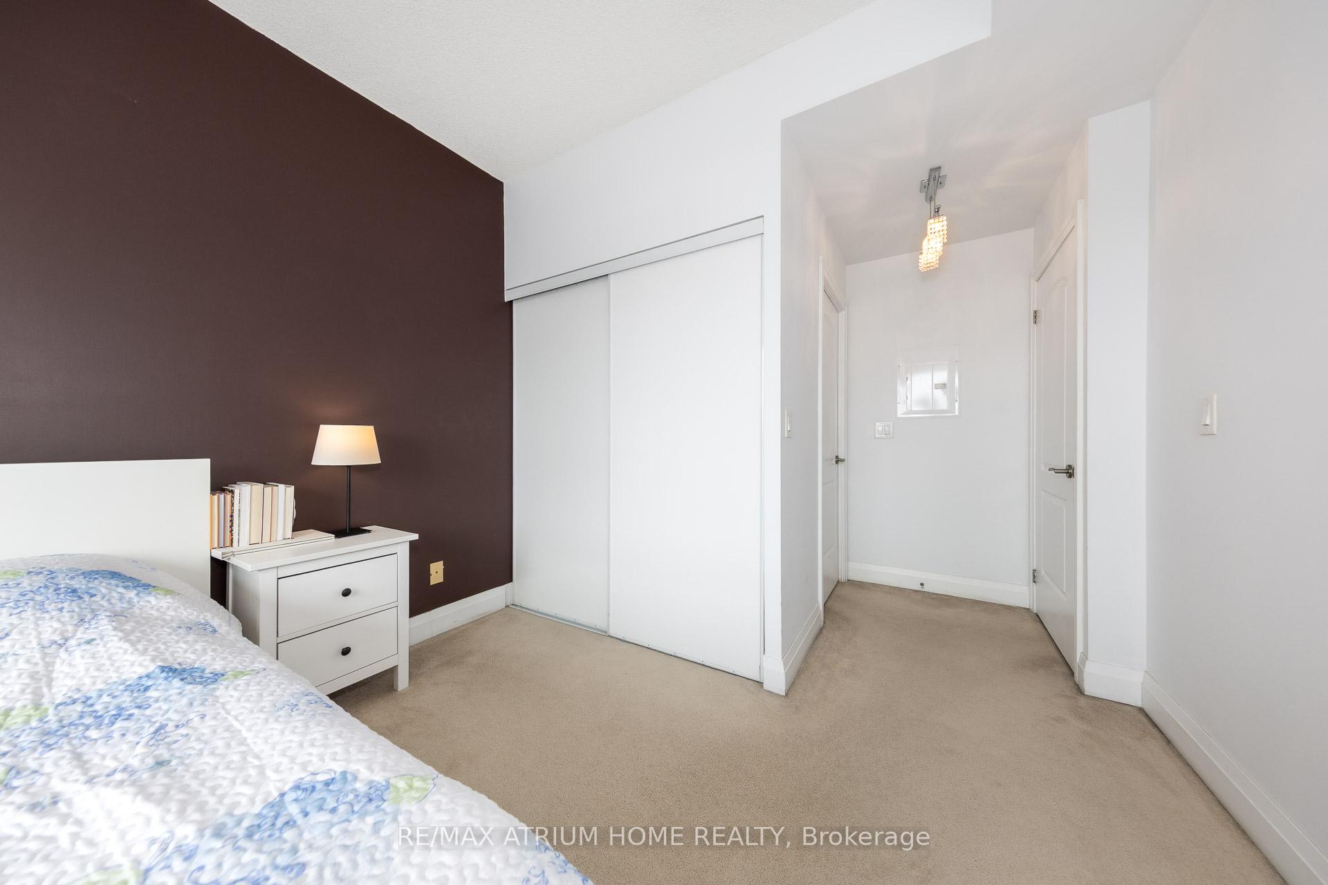 2 Bedrooms Condo at 20 North Park, Vaughan For sale