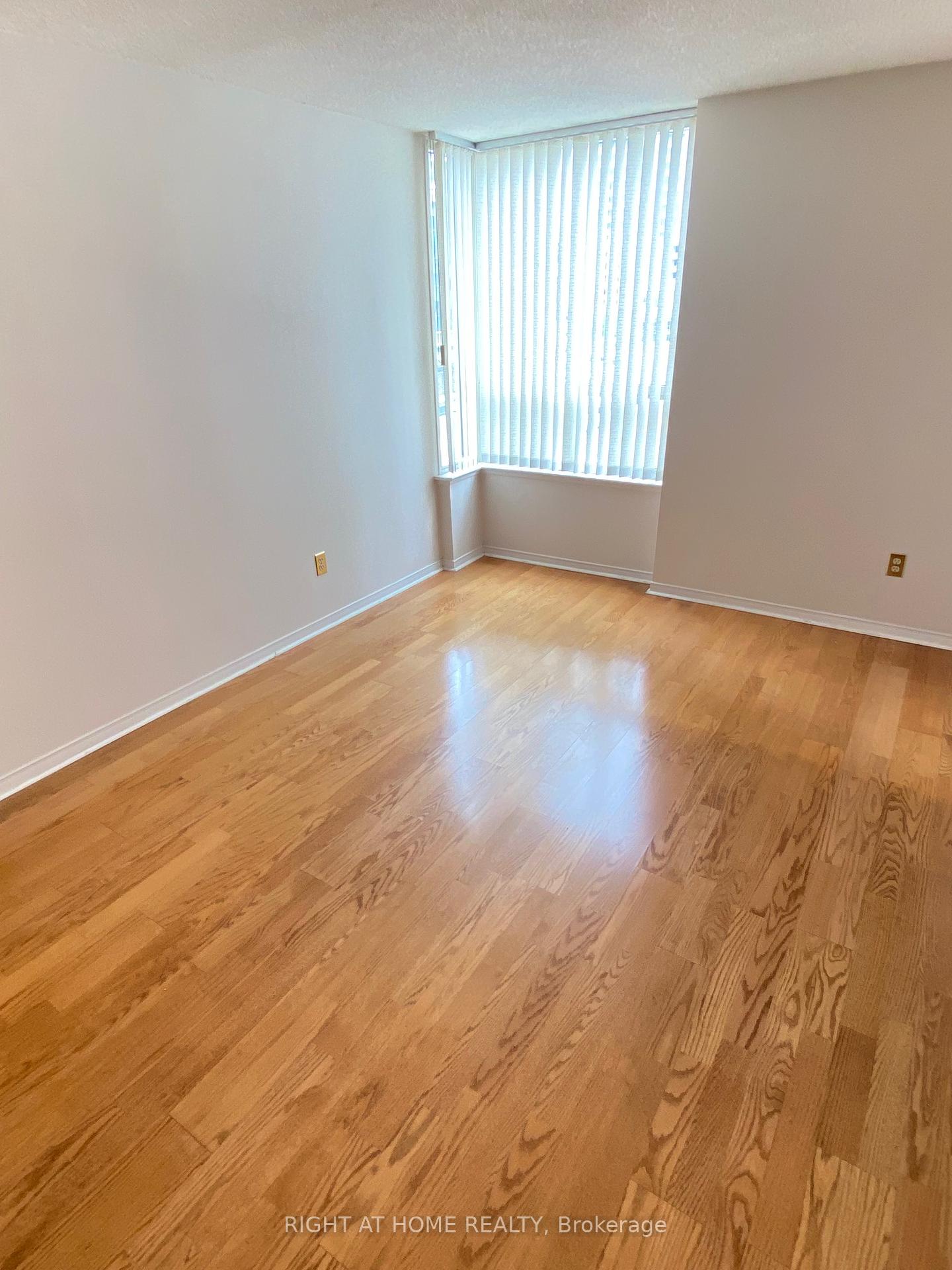 3 Bedrooms Condo at 330 Rathburn, Mississauga For sale