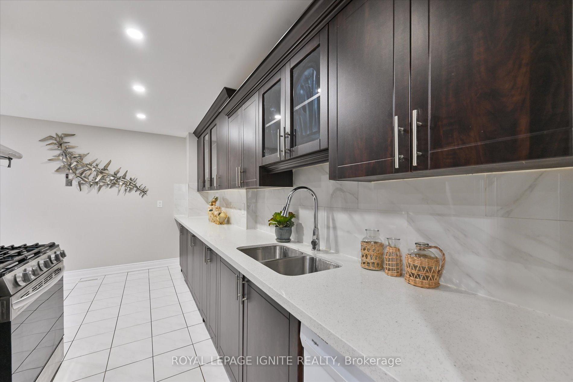 5 Bedrooms Condo at 40 Dundalk, Toronto For sale