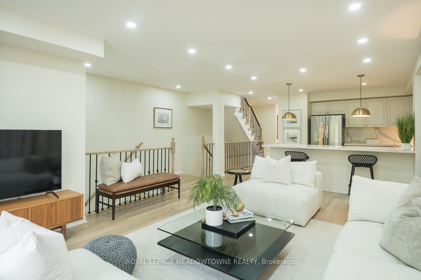 4 Bedrooms Condo at 3355 Thomas, Mississauga For sale