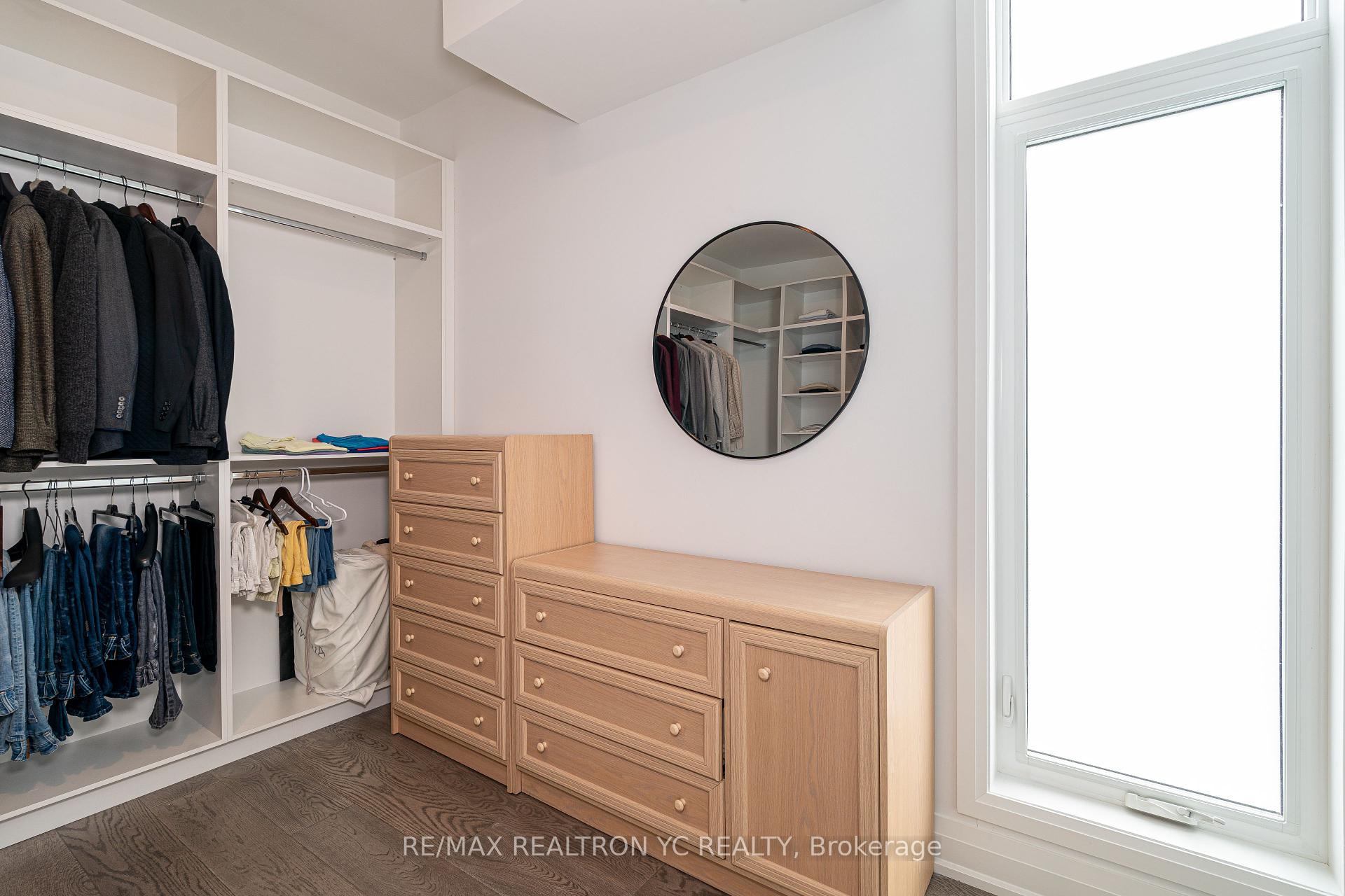4 Bedrooms Condo at 18 Greenbriar, Toronto For sale