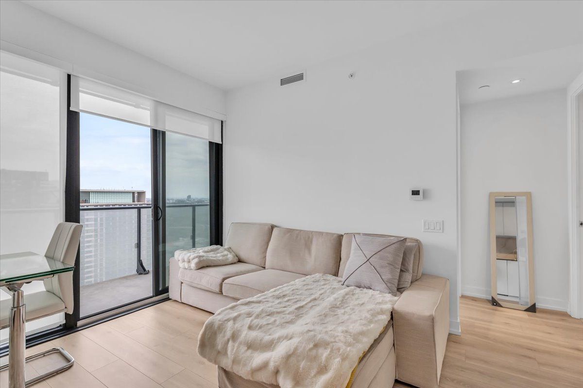 161 Roehampton Avenue 3301