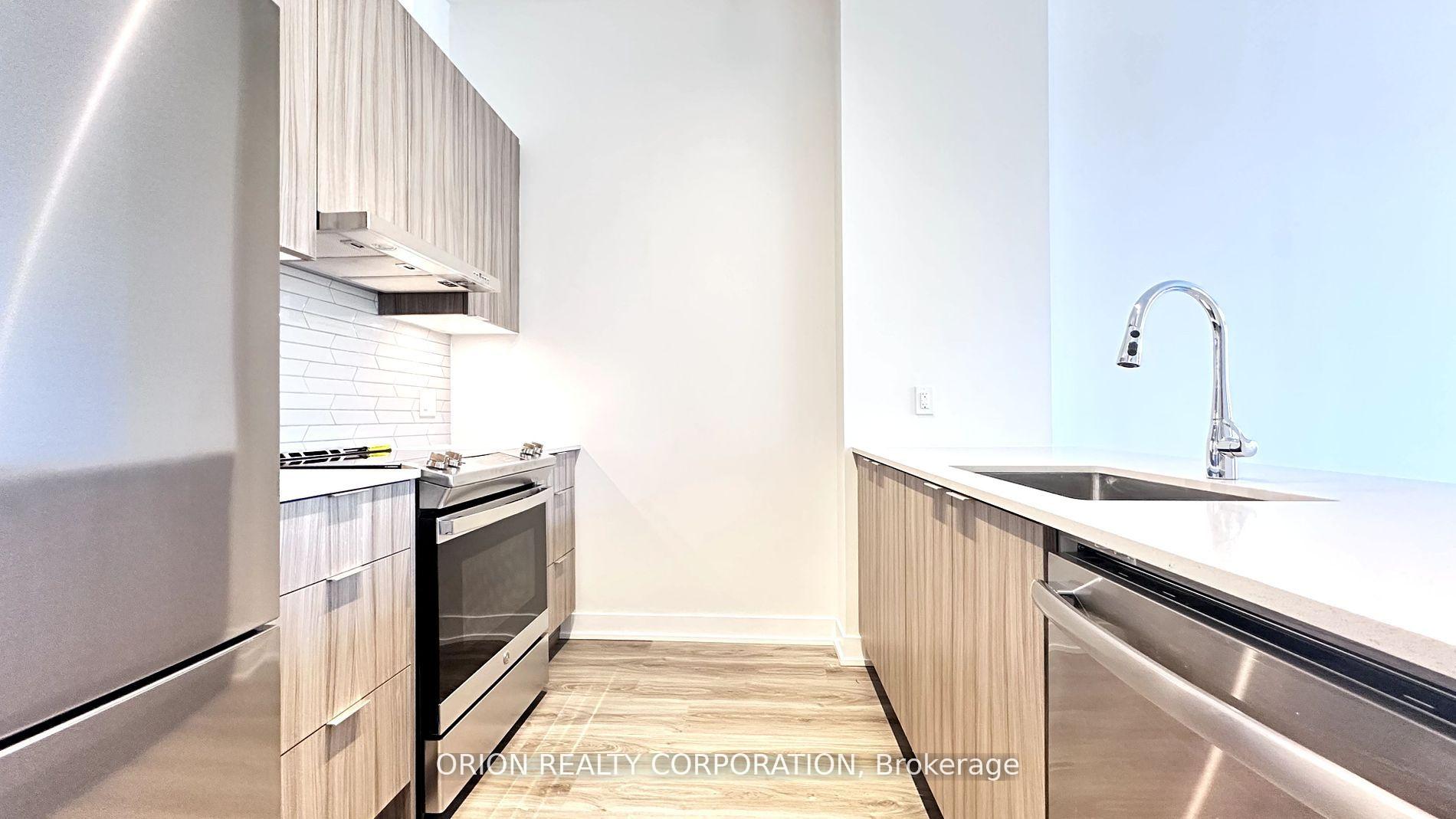 2 Bedrooms Condo at 430 Square One, Mississauga For sale