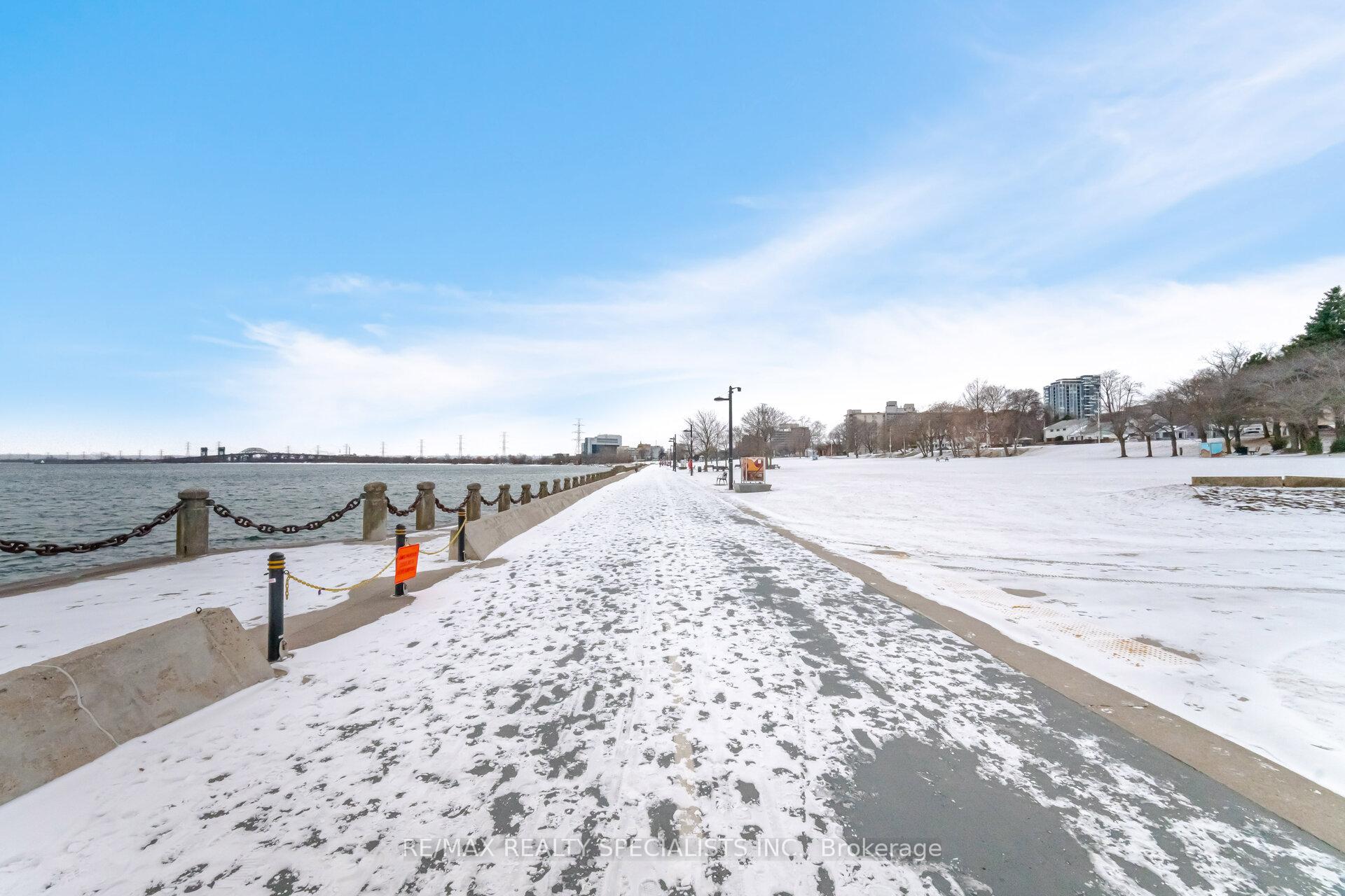3 Bedrooms Condo at 1477 Lakeshore,  Burlington For sale