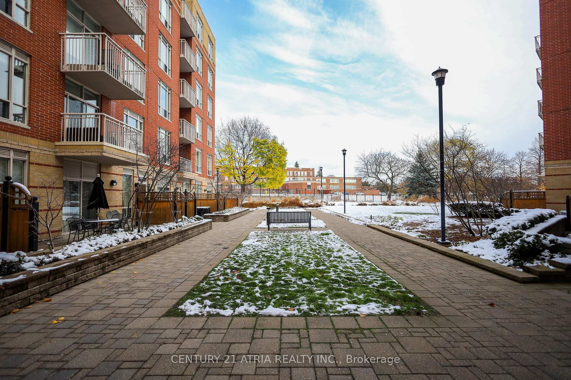 2 Bedrooms Condo at 455 Rosewell, Toronto For sale