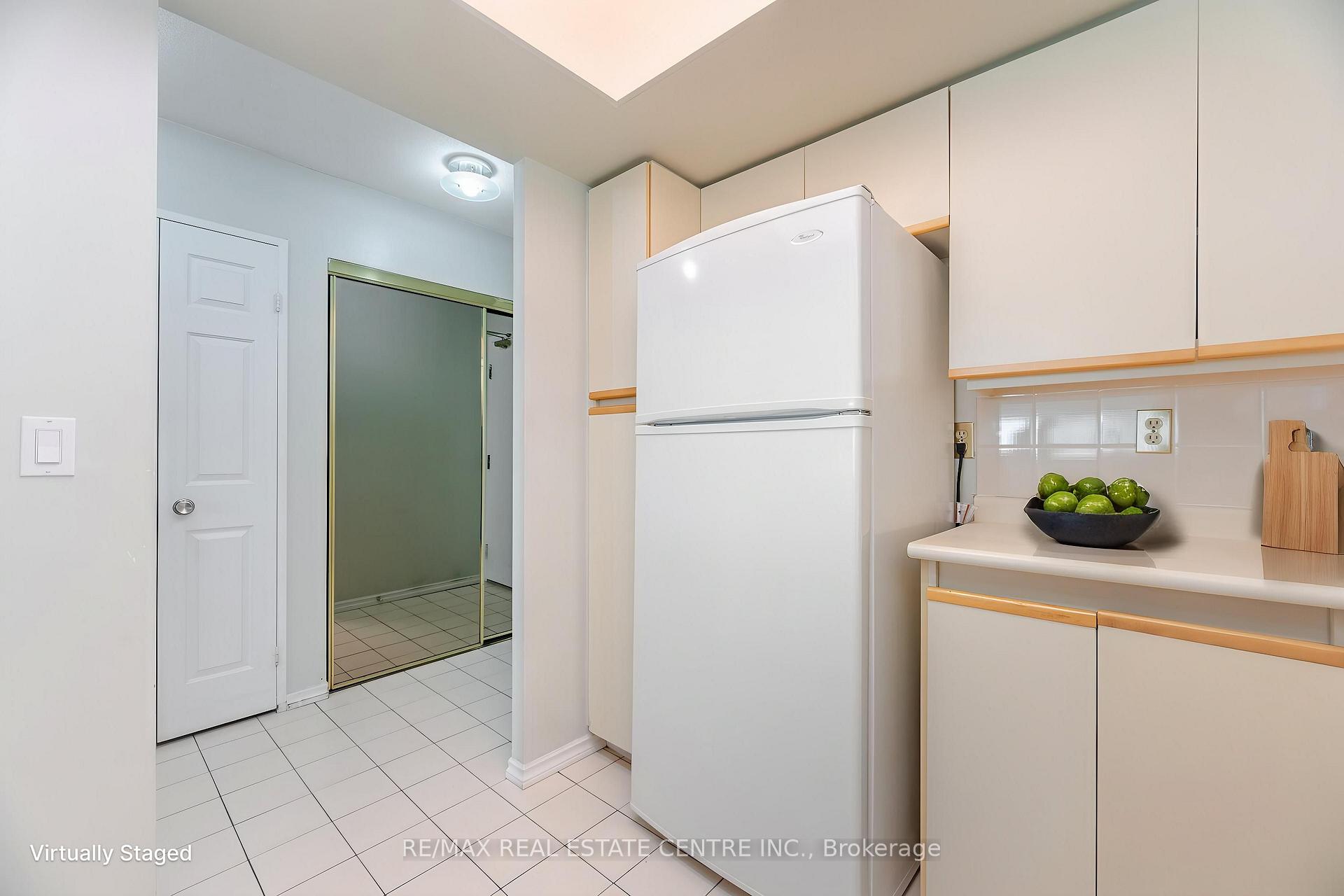 3 Bedrooms Condo at 335 Webb, Mississauga For sale