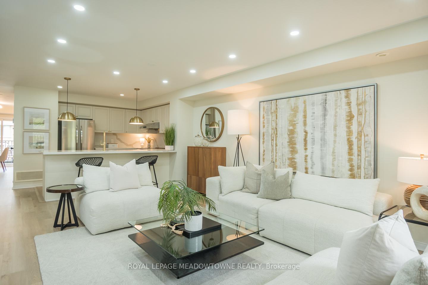 4 Bedrooms Condo at 3355 Thomas, Mississauga For sale