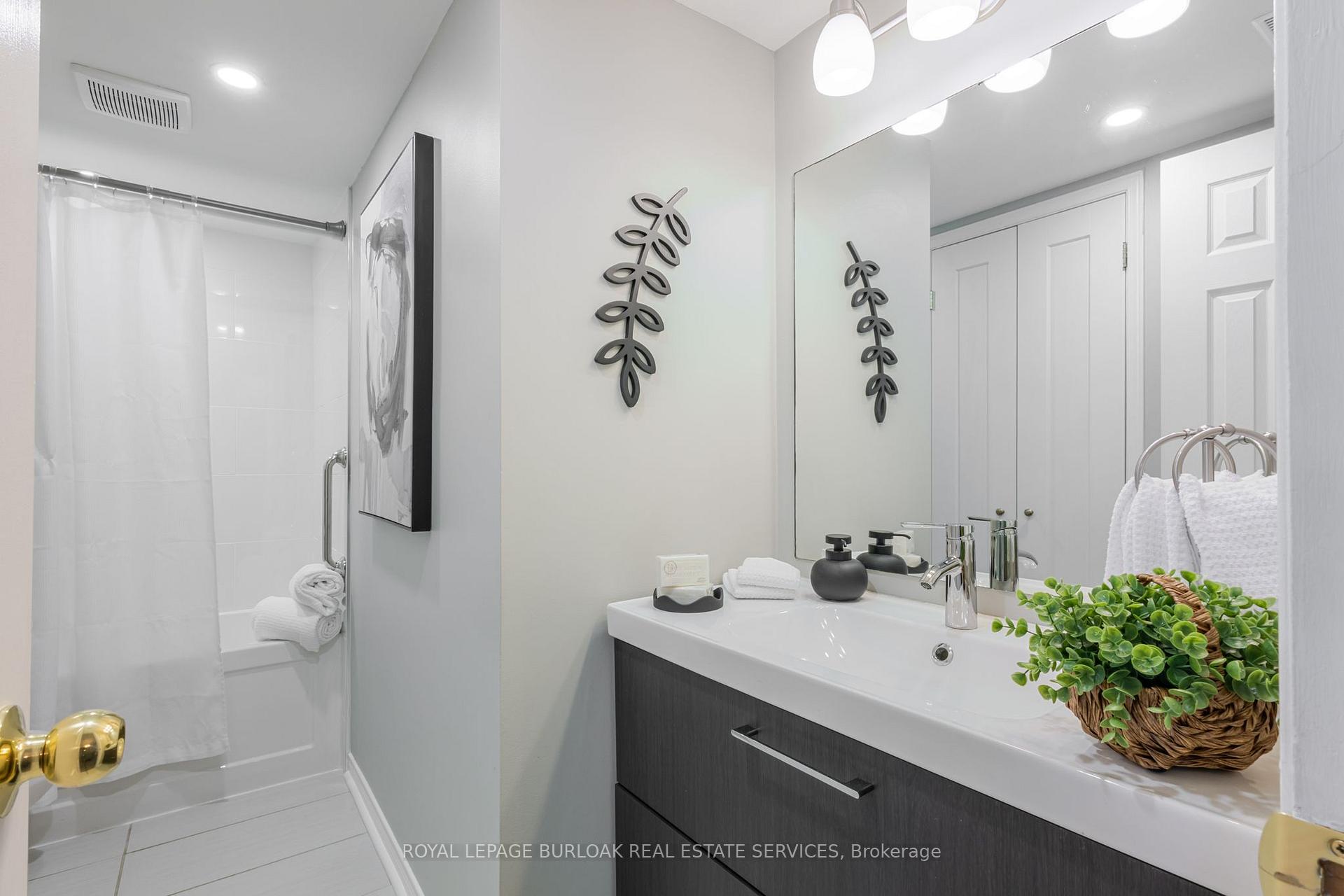 2 Bedrooms Condo at 2110 Cleaver, Burlington For sale