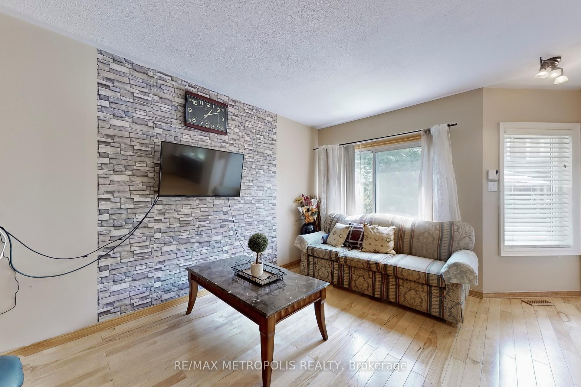 3 Bedrooms Condo at 735 New Westminster, Vaughan For sale