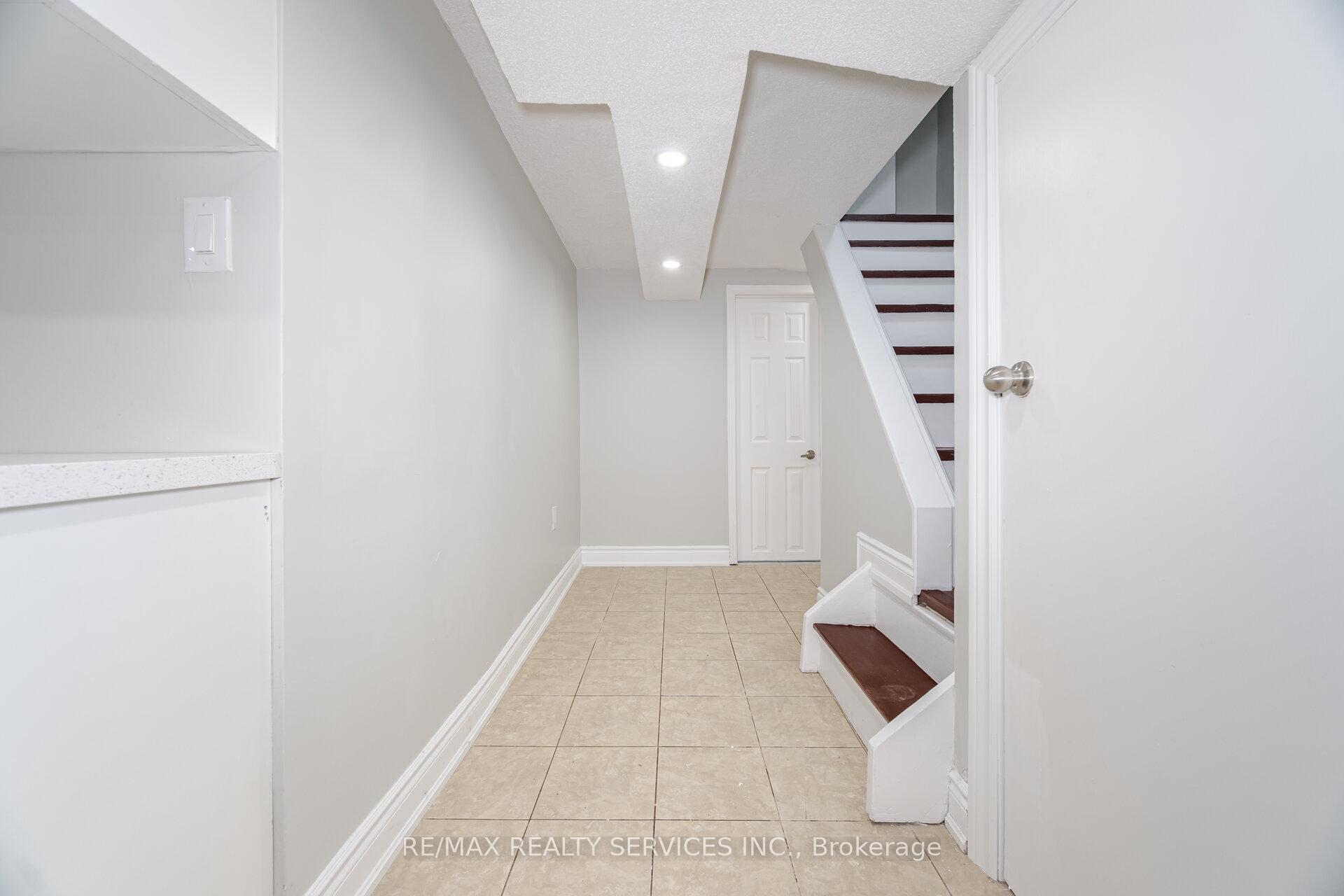 5 Bedrooms Condo at 3525 Brandon Gate, Mississauga For sale