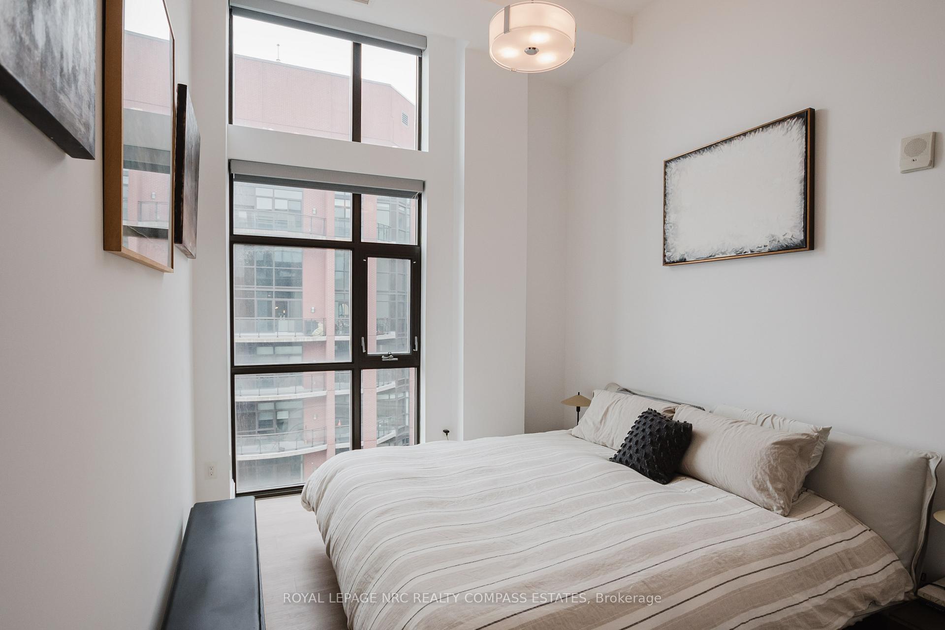 2 Bedrooms Condo at 118 King,  Hamilton For sale