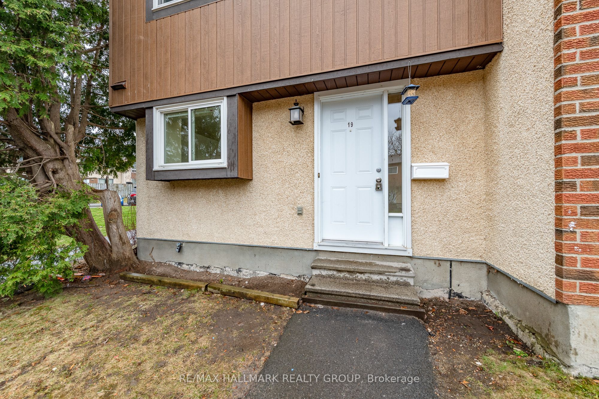 19 Bering Court, Kanata, ON K2L 2B8