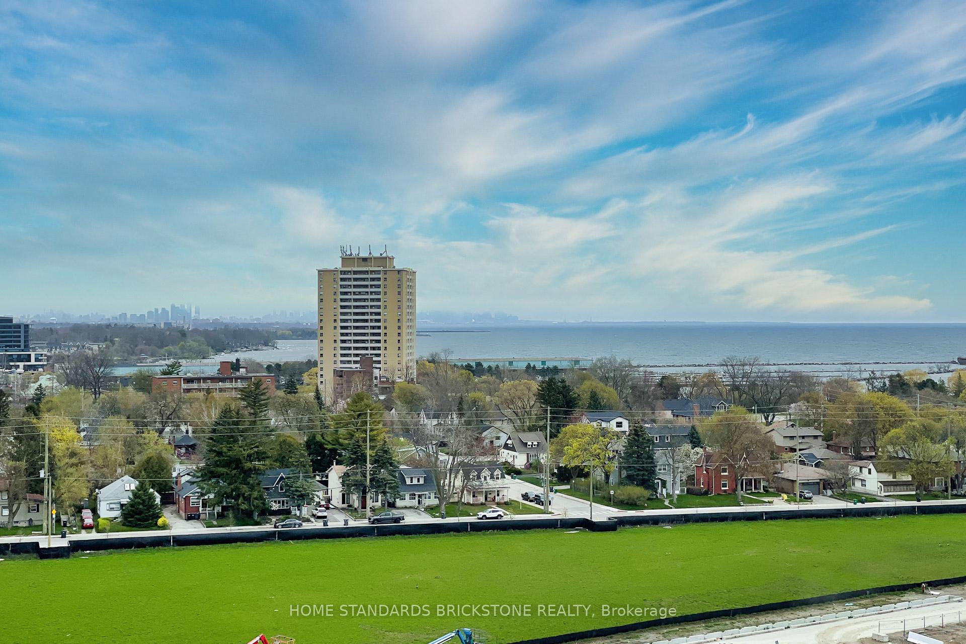 3 Bedrooms Condo at 220 Missinnihe, Mississauga For sale
