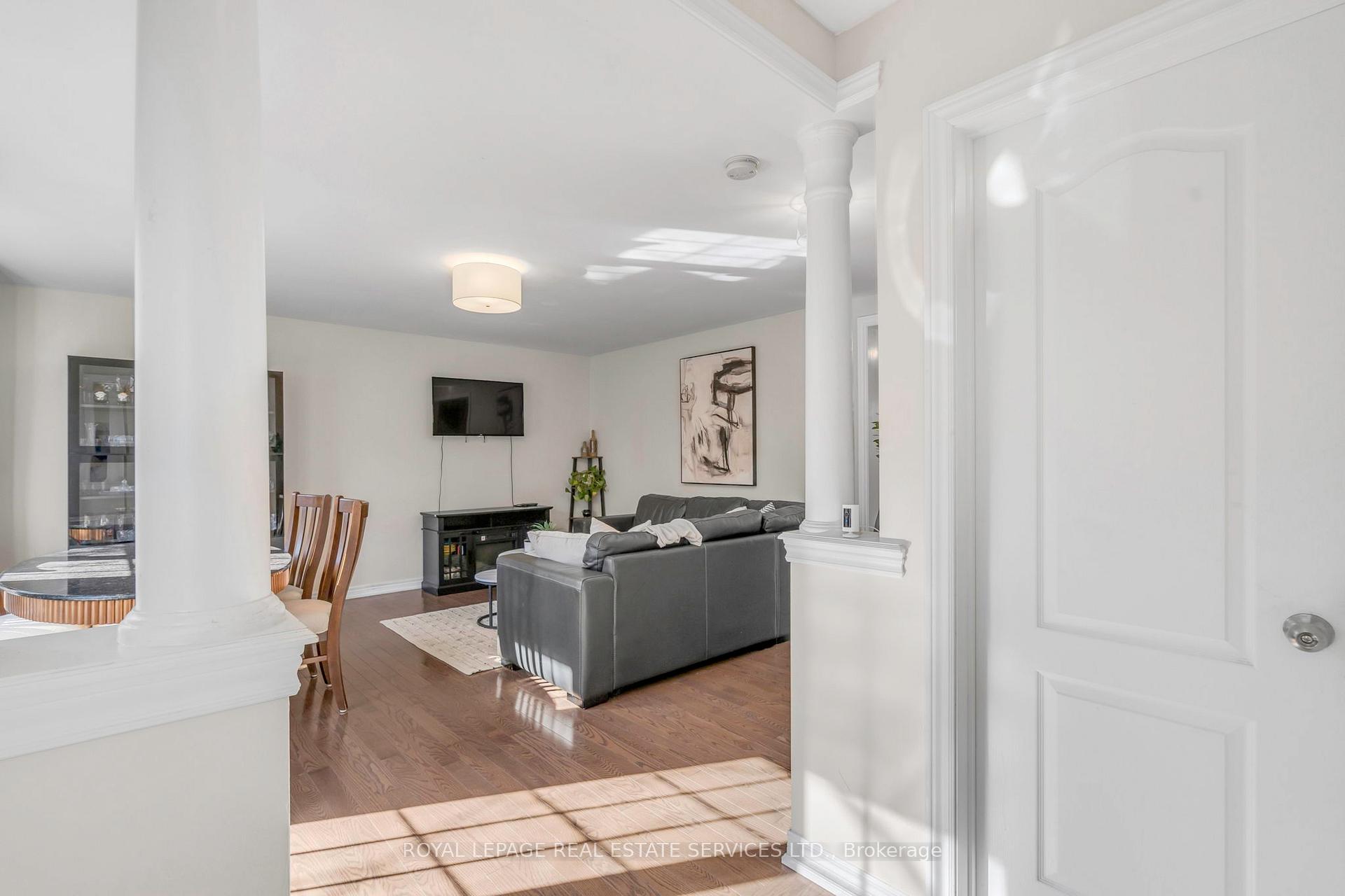 3 Bedrooms Condo at 3040 Fifth, Mississauga For sale