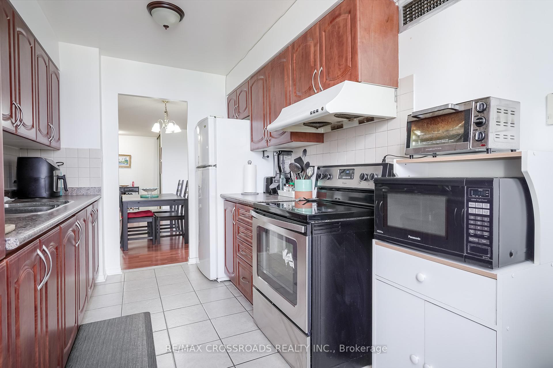 3 Bedrooms Condo at 15 Sewells, Toronto For sale