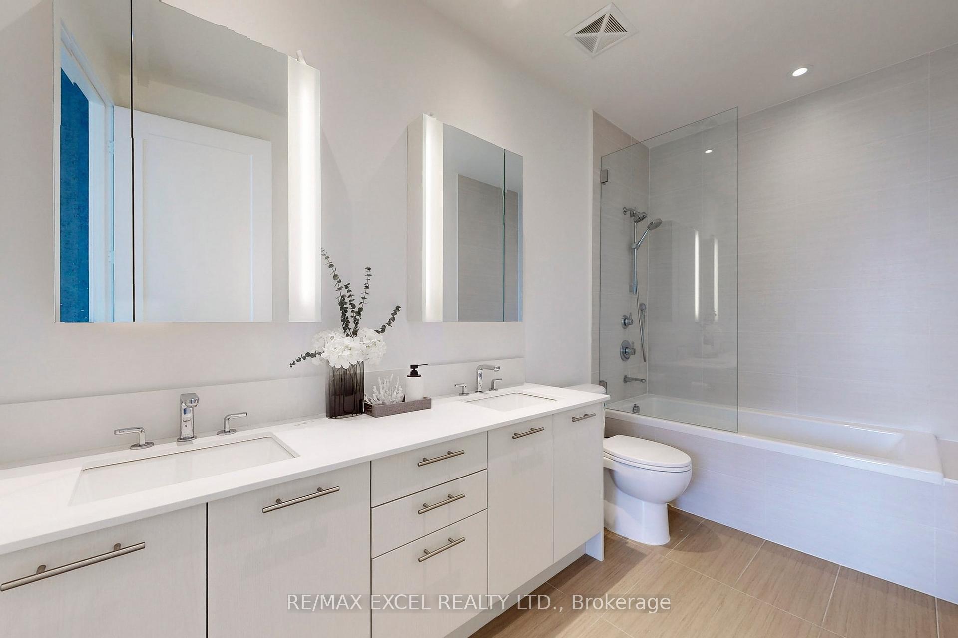 2 Bedrooms Condo at 10 York, Toronto For sale