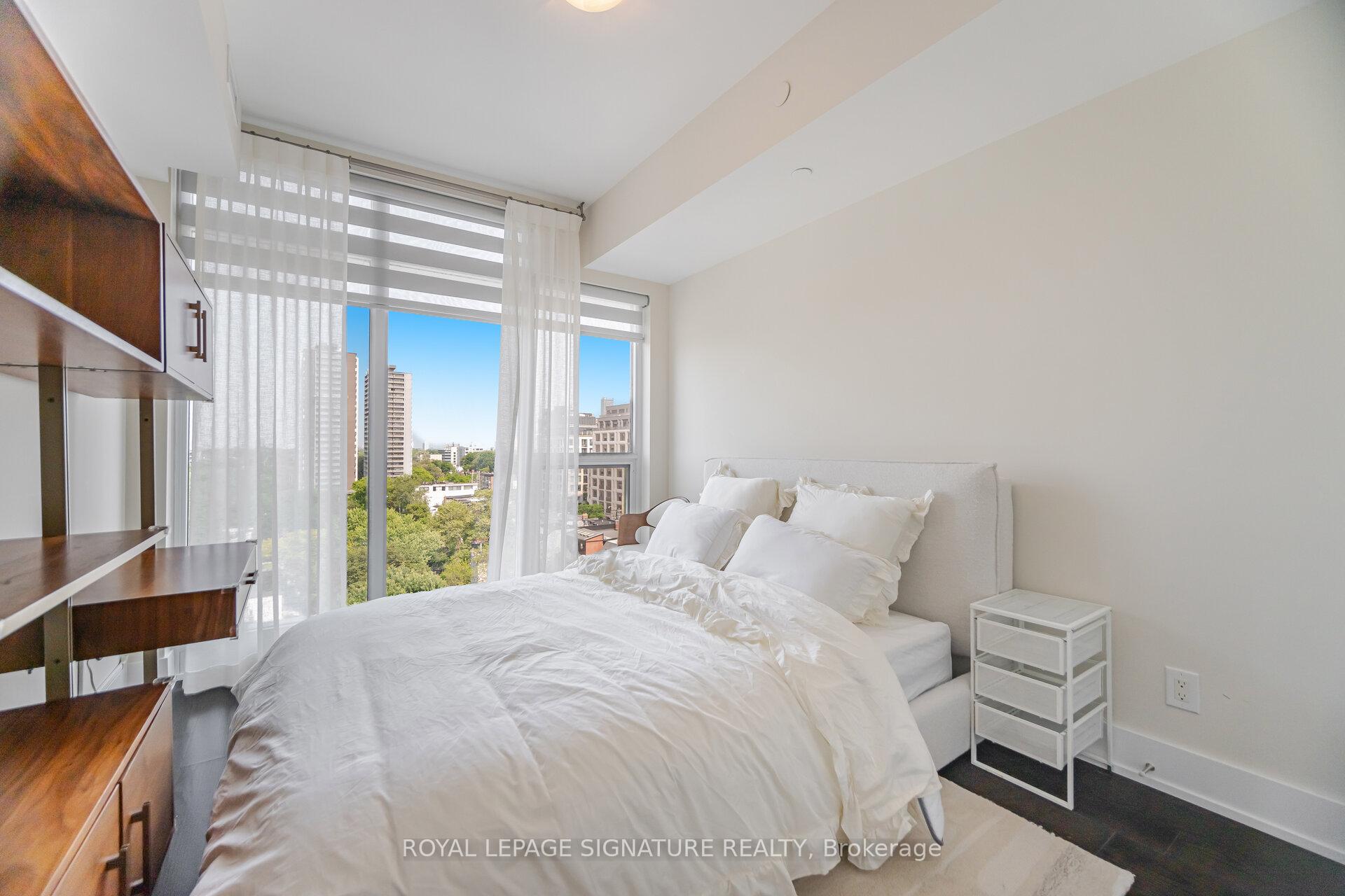 2 Bedrooms Condo at 170 Avenue, Toronto For sale