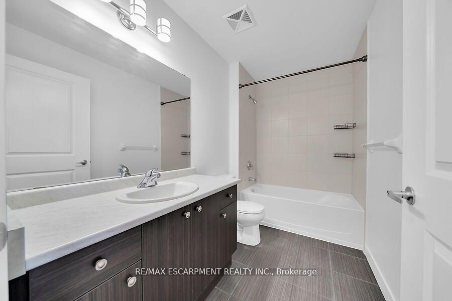 2 Bedrooms Condo at 5317 Upper Middle, Burlington For sale