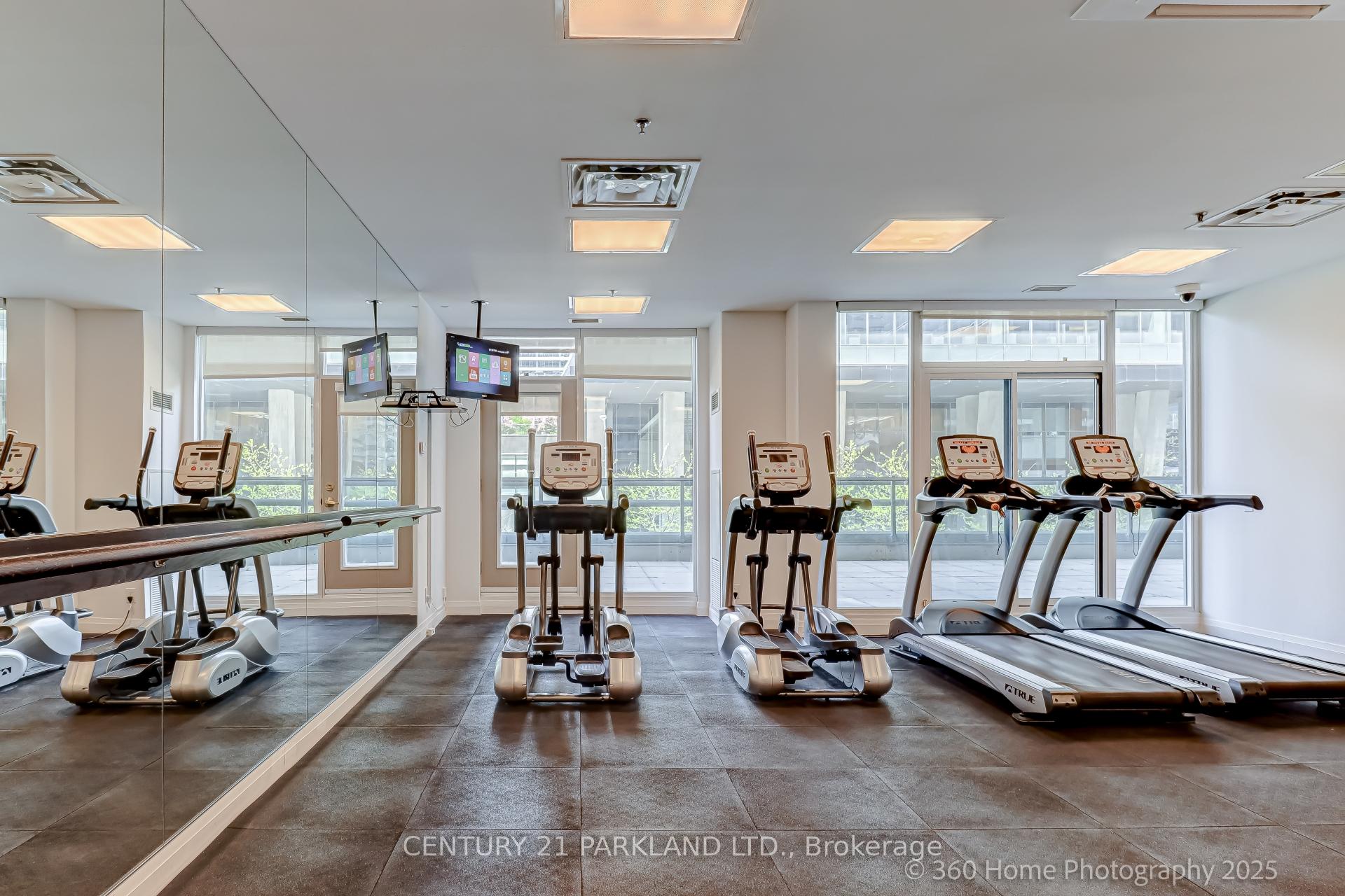 2 Bedrooms Condo at 30 Grand Trunk, Toronto For sale