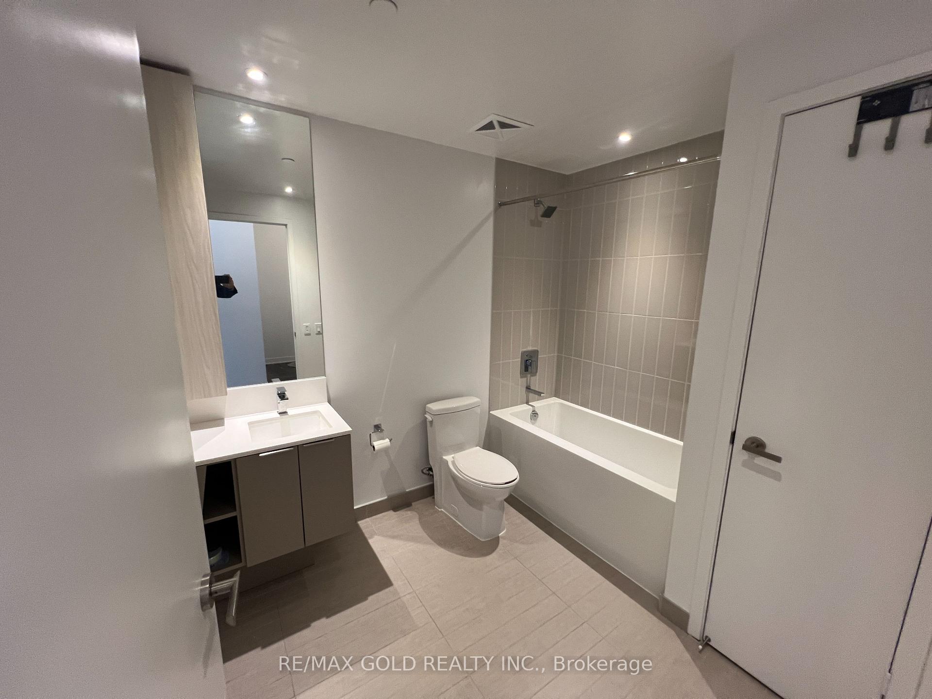 3 Bedrooms Condo at 3900 Confederation,  Mississauga For sale