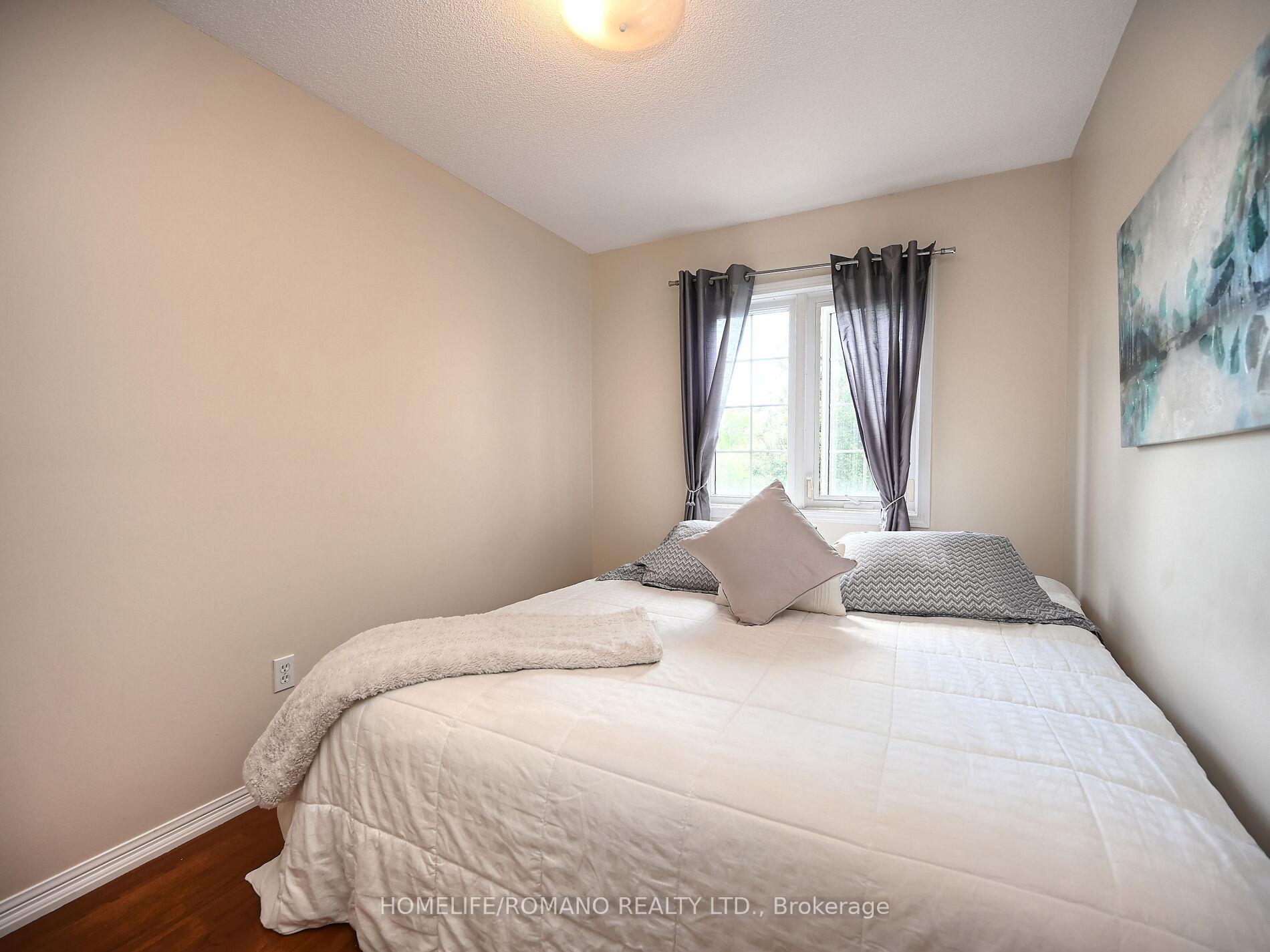 4 Bedrooms Condo at 3030 Breakwater, Mississauga For sale