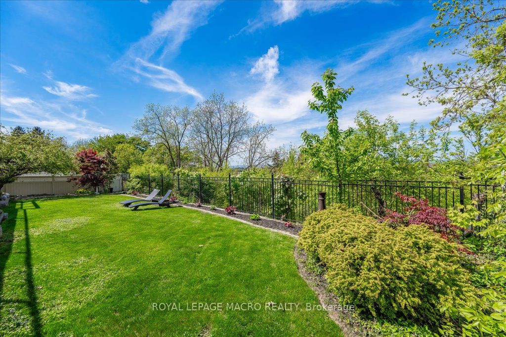 33 Leslie Drive