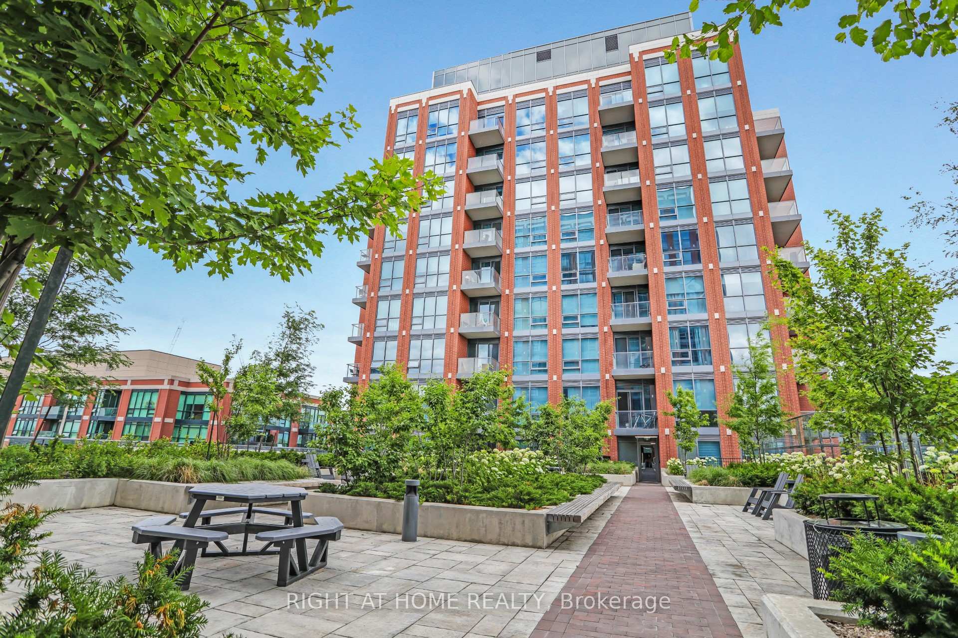 4 Bedrooms Condo at 31 Tippett, Toronto For sale