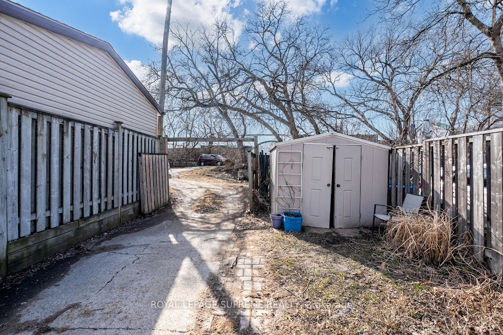 8 Hilldale Road, Toronto, ON M6N 3Y2