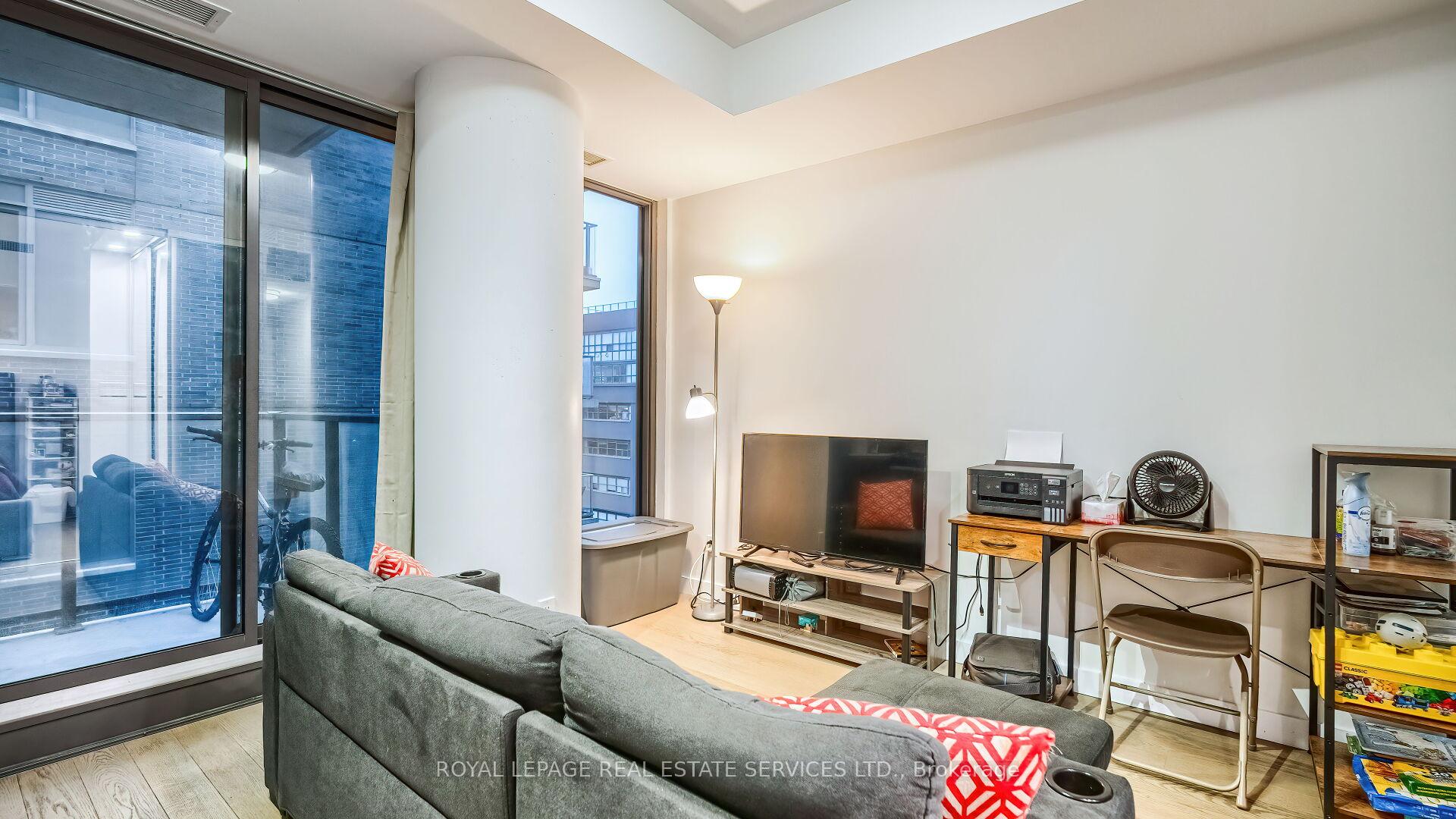 1 Bedroom Condo at 111 Bathurst, Toronto For sale