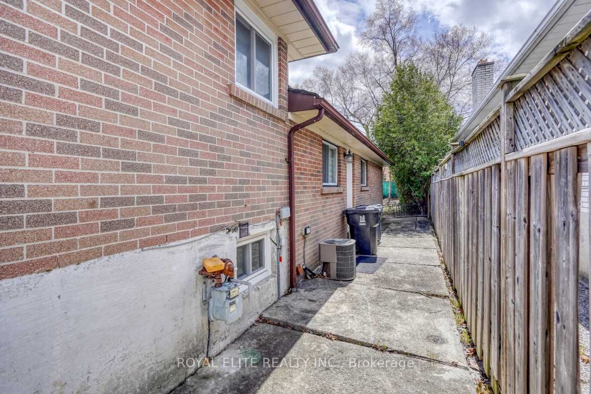 2 Lesgay Crescent, Toronto, ON M2J 2H8