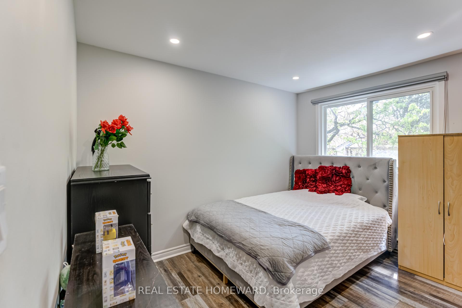 3 Bedrooms Condo at 6540 Falconer, Mississauga For sale