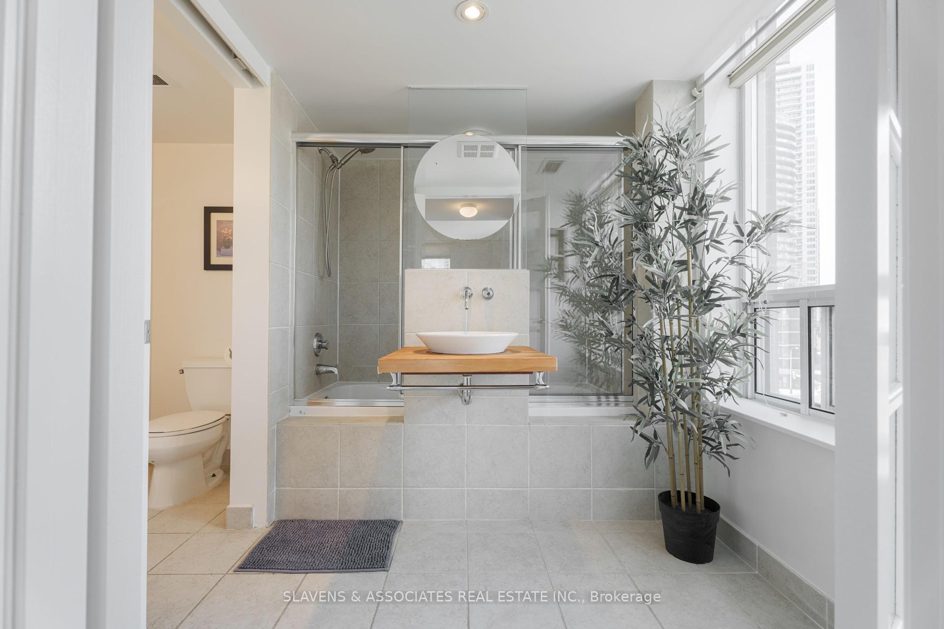 2 Bedrooms Condo at 550 Queens,  Toronto For sale
