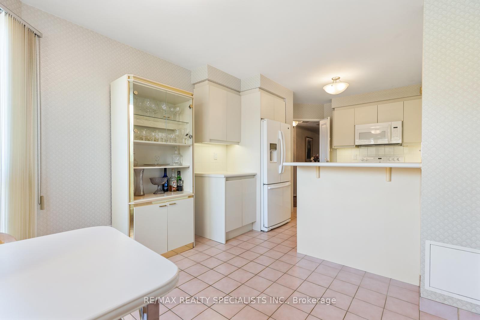 2 Bedrooms Condo at 1800 The Collegeway, Mississauga For sale