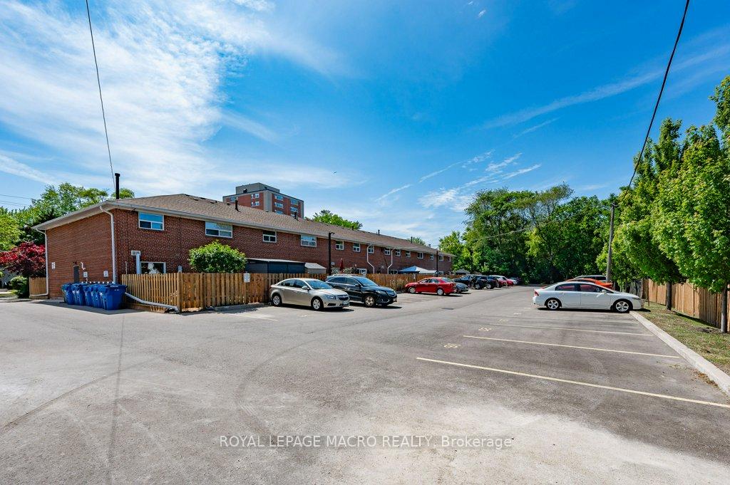 2 Bedrooms Condo at 483 Claridge, Burlington For sale