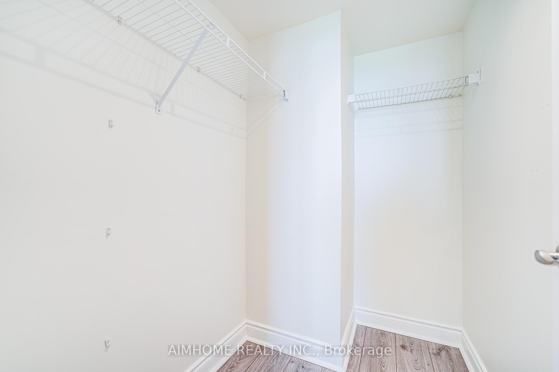 2 Bedrooms Condo at 25 Greenview, Toronto For sale