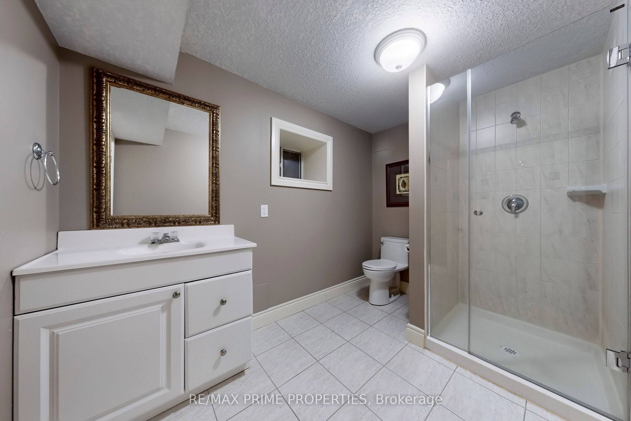 32 KENNETT Drive