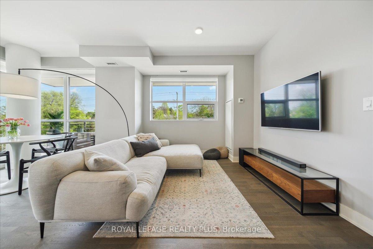 2 Bedrooms Condo at 1575 Lakeshore, Mississauga For sale