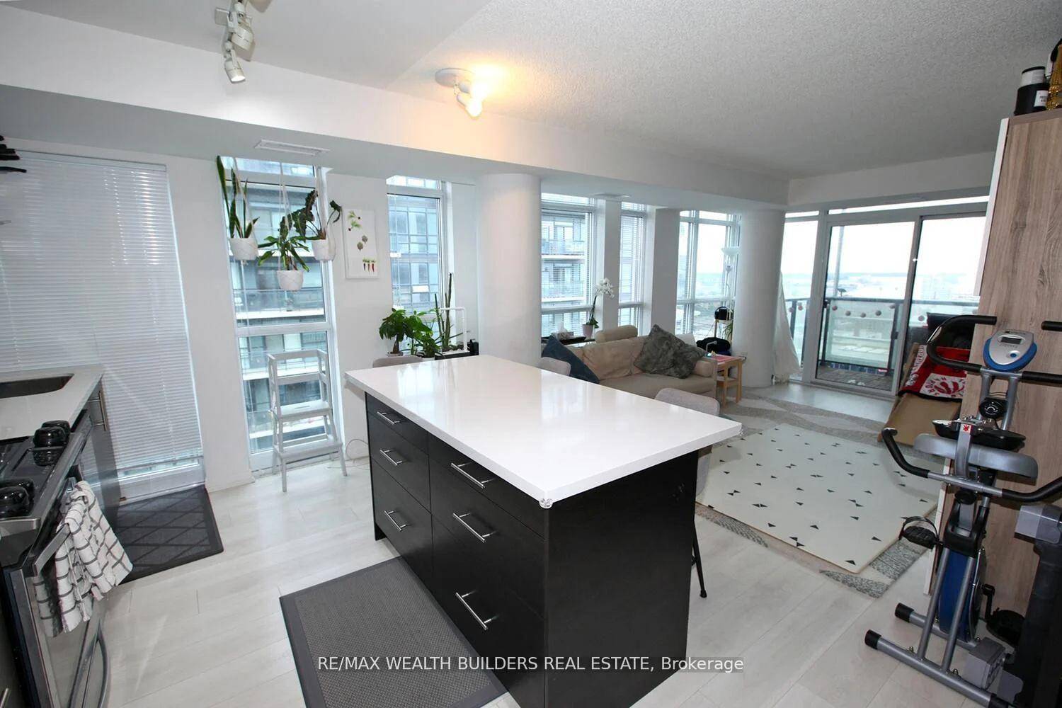 2 Bedrooms Condo at 400 Adelaide, Toronto For sale