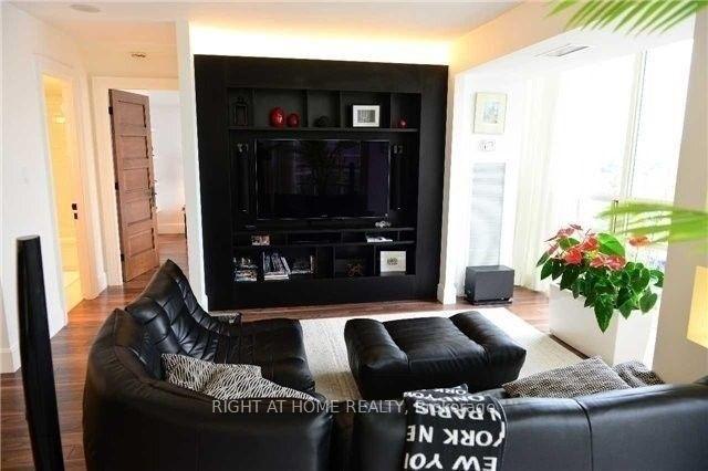 2 Bedrooms Condo at 50 Eglinton, Mississauga For sale