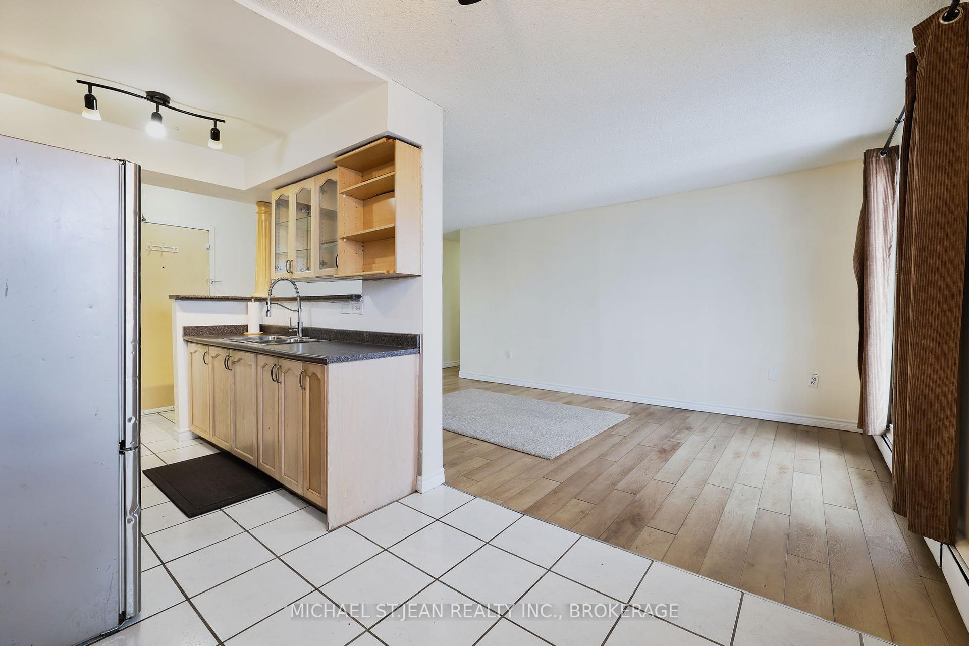 2 Bedrooms Condo at 851 Queenston, Hamilton For sale