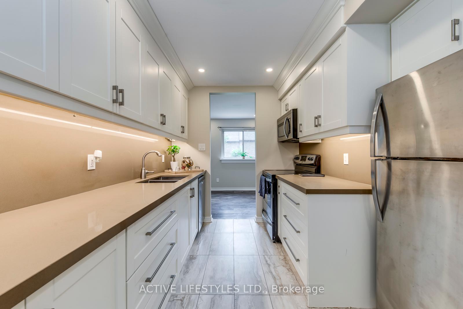 4 Bedrooms Condo at 2301 Derry, Mississauga For sale