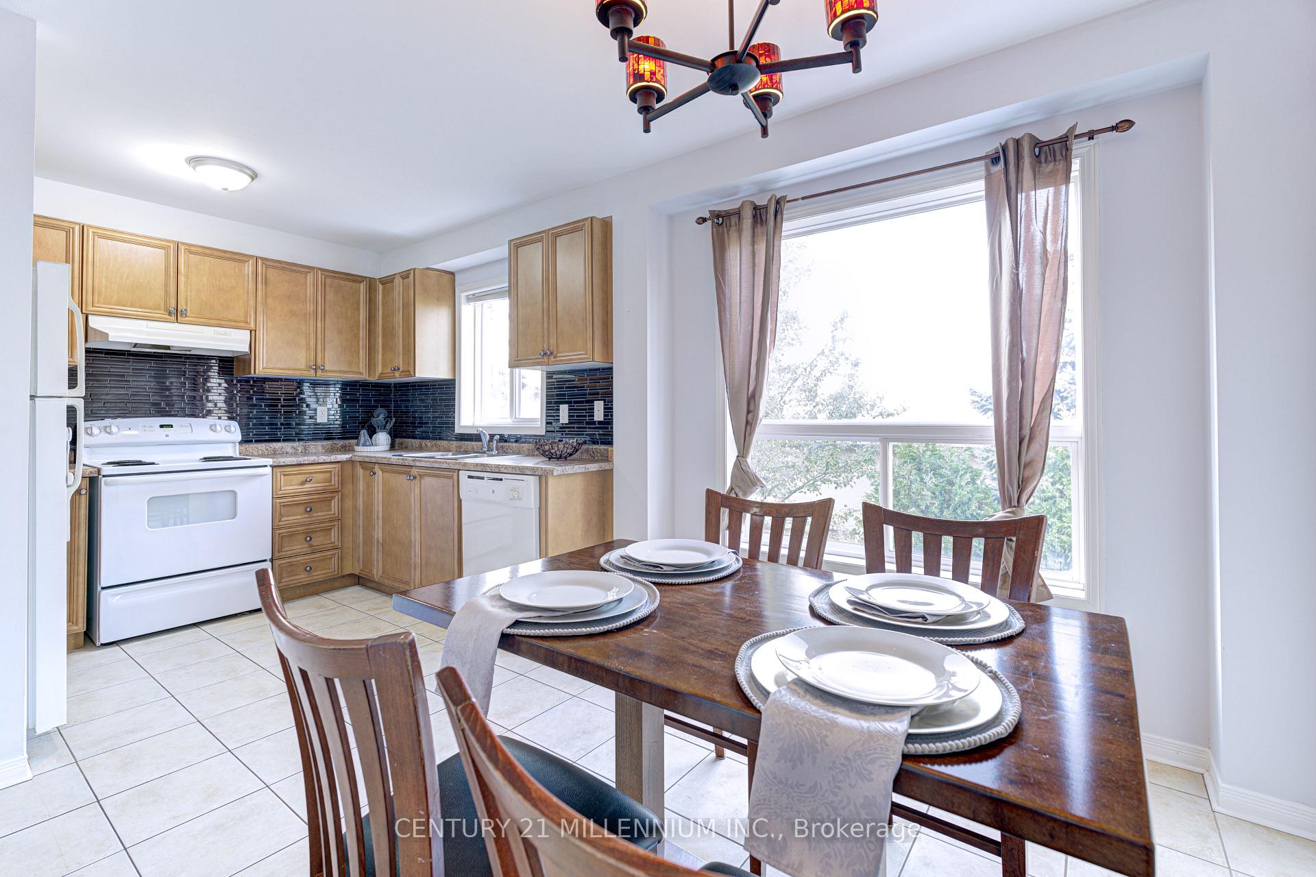 3 Bedrooms Condo at 151 Green,  Hamilton For sale