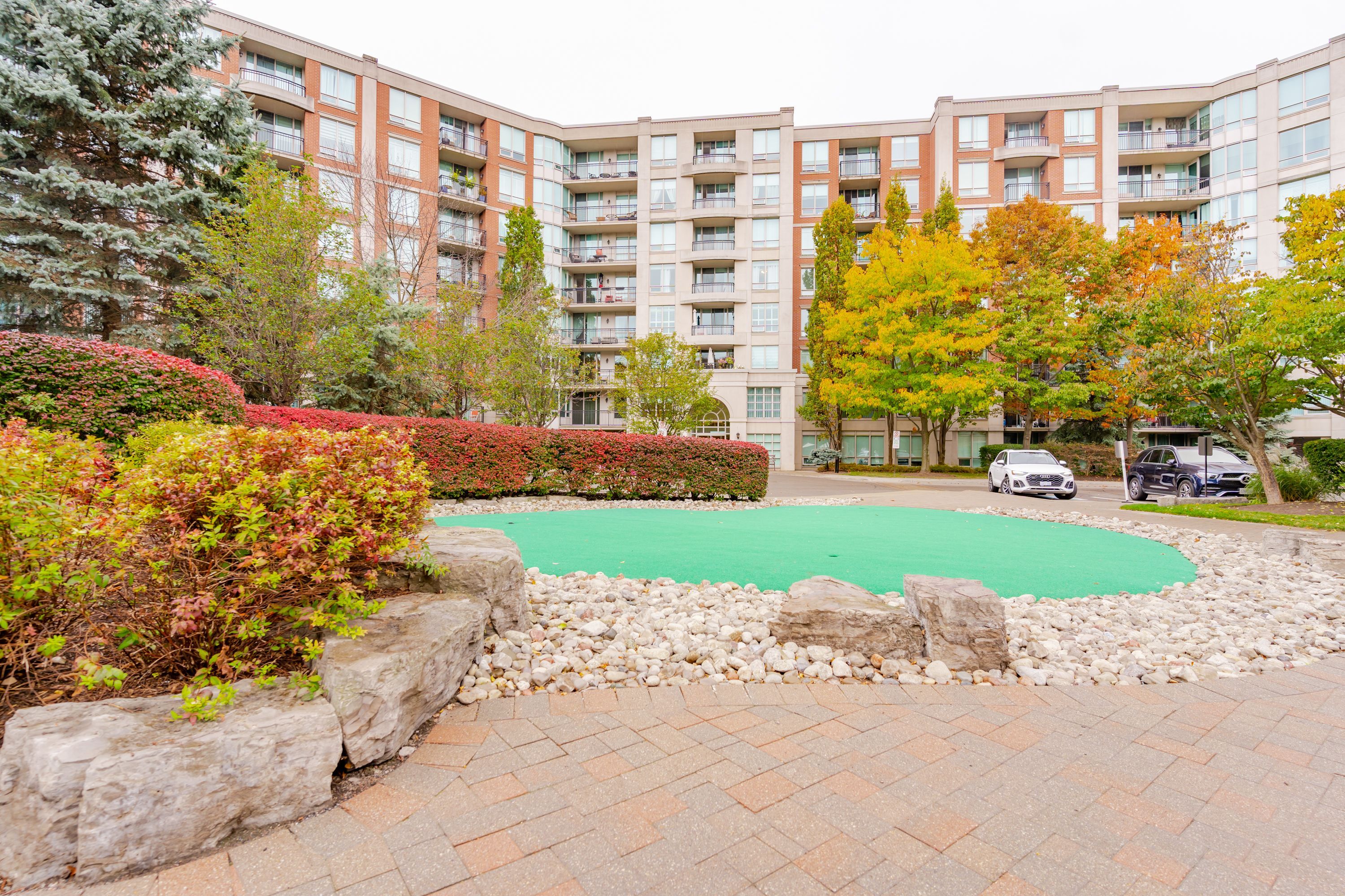 28 William Carson Crescent Unit# 815 Toronto C12 Ontario M2P 2H1
