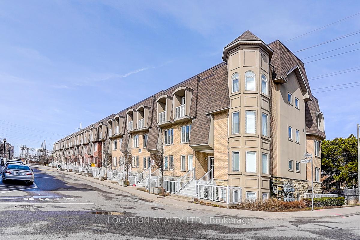 3 Bedrooms Condo at 75 Turntable, Toronto For sale
