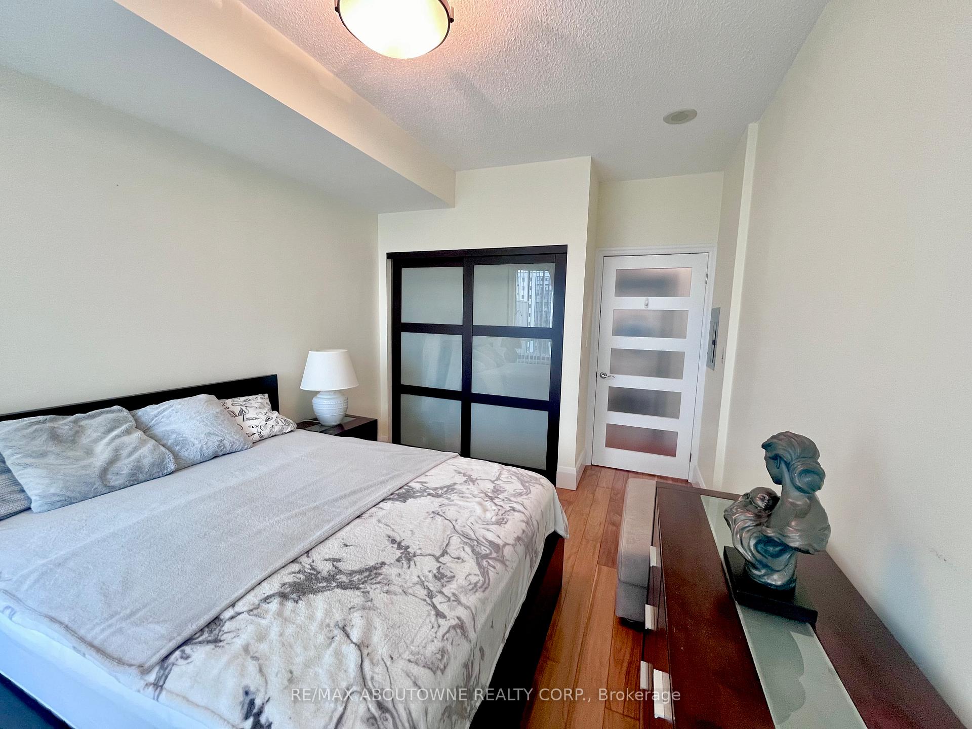 2 Bedrooms Condo at 1359 Rathburn, Mississauga For sale