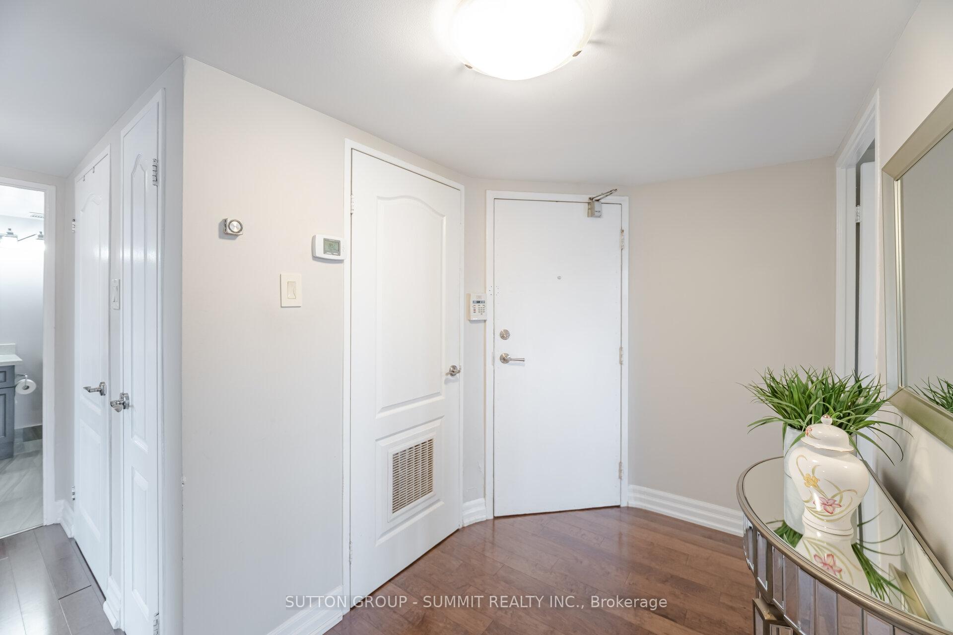 3 Bedrooms Condo at 1333 Bloor, Mississauga For sale