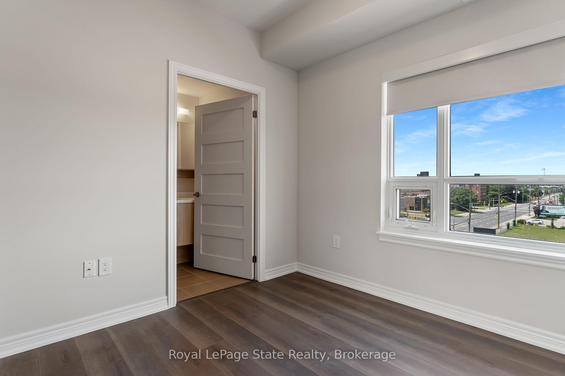 2 Bedrooms Condo at 121 8,  Hamilton For sale