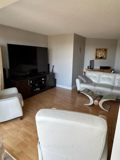 2 Bedrooms Condo at 61 Markbrook, Toronto For sale