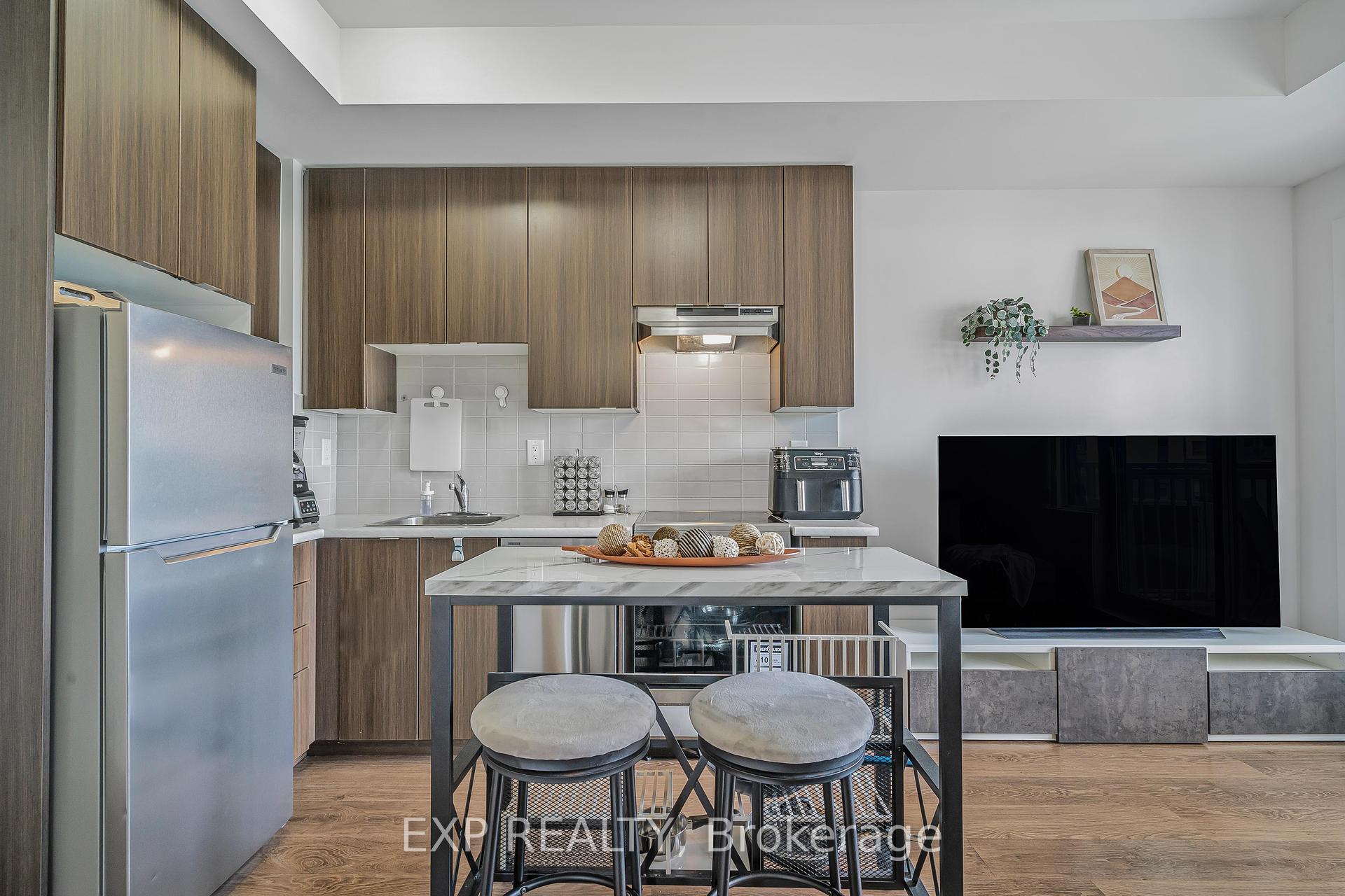 2 Bedrooms Condo at 20 Orchid Place, Toronto For sale